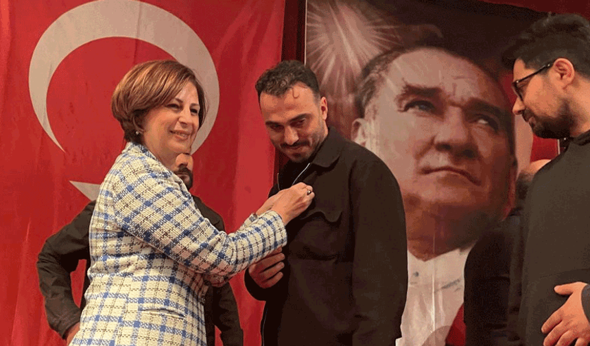 CHP’deki rozet töreninde Ünlüce’ye yoğun ilgi