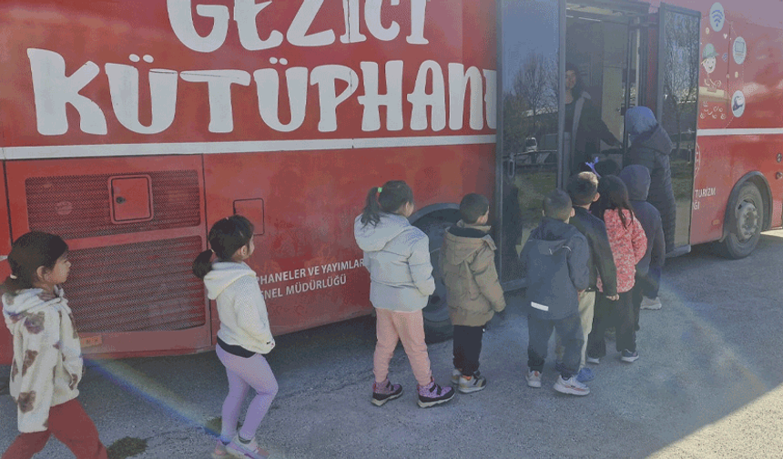 Eskişehir’de  gezici kütüphane çocukları büyüledi