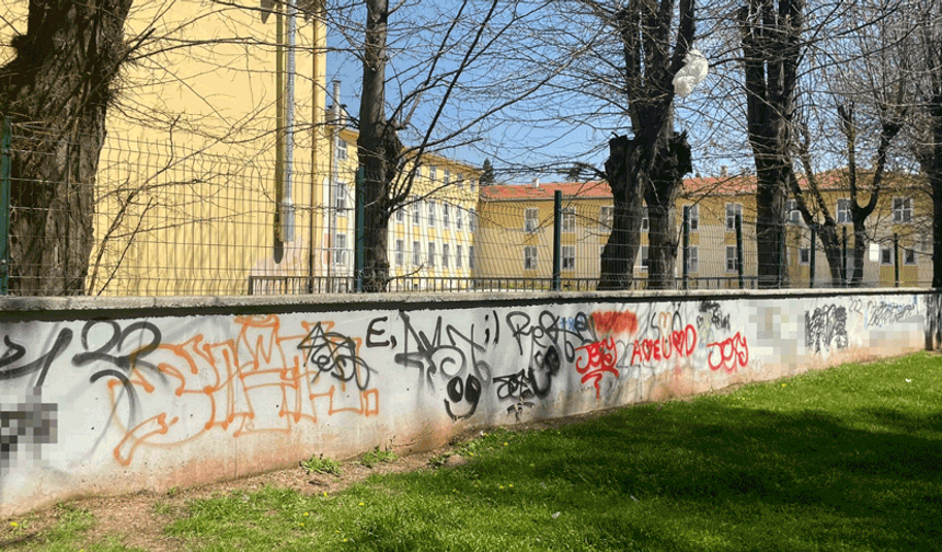 Eskişehir’de okul bahçe duvarlarındaki çirkin ifadelere büyük tepki