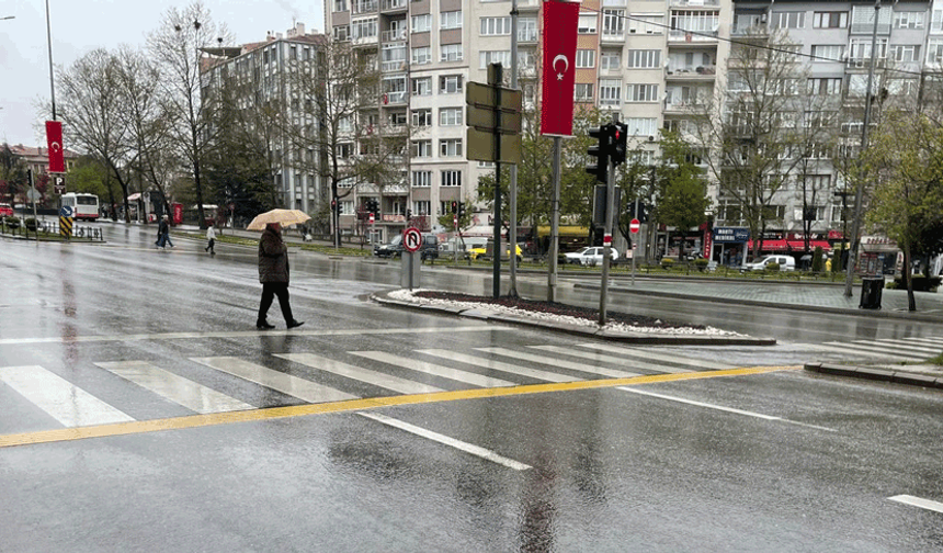 Eskişehir’de sağanak etkisi: Cadde ve sokaklar boş kaldı