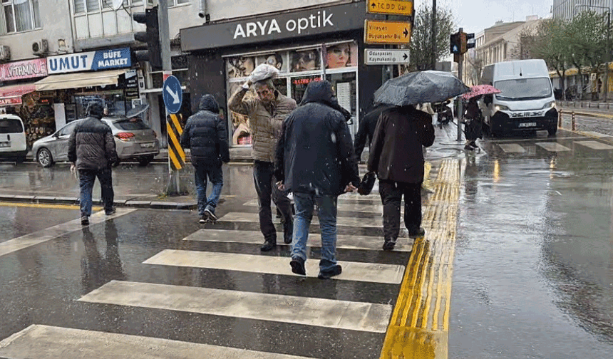 Eskişehir’de sağanak yağış etkili oldu