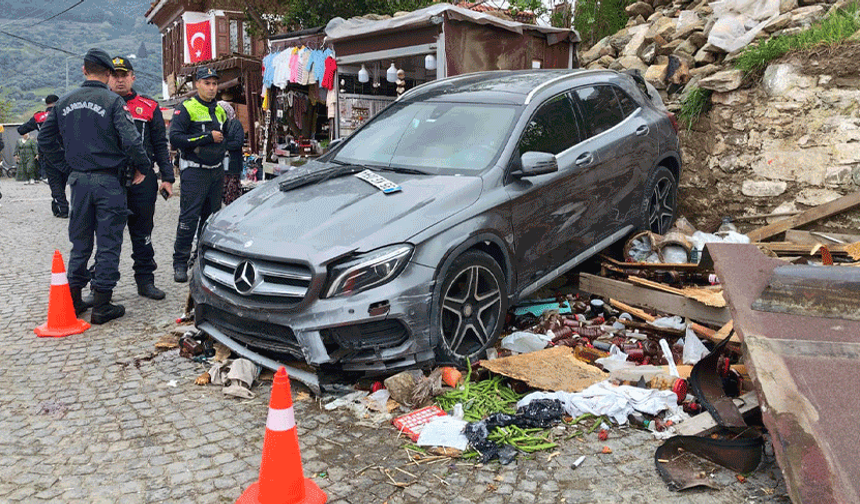 İzmir'de otomobil tezgahın üzerine uçtu: 1 yaralı
