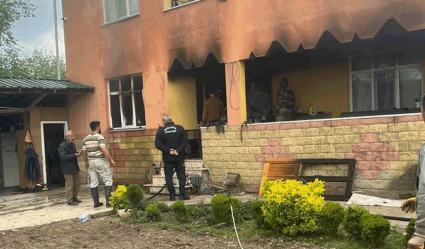 Sakarya'da iİki katlı evin mutfağında çıkan yangın paniğe neden oldu