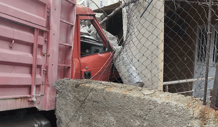 Siirt'te yük kamyonu duvarı aşıp eve daldı