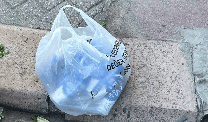 Tepebaşı’nda kaldırıma bırakılan bira şişeleri tepki çekti