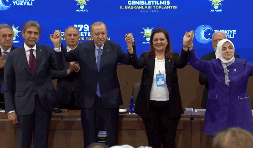 Afyon Belediye Başkanı Köksal, AK Parti rozetini taktı