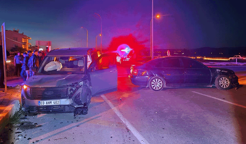 Afyon'da iki otomobil çarpıştı: Yaralılar var
