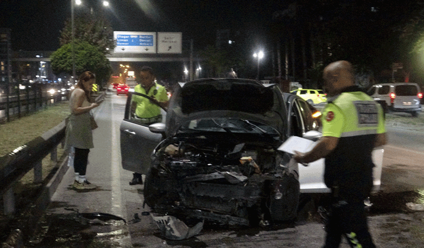 Antalya'da meydana gelen trafik kazasında araç hurdaya döndü