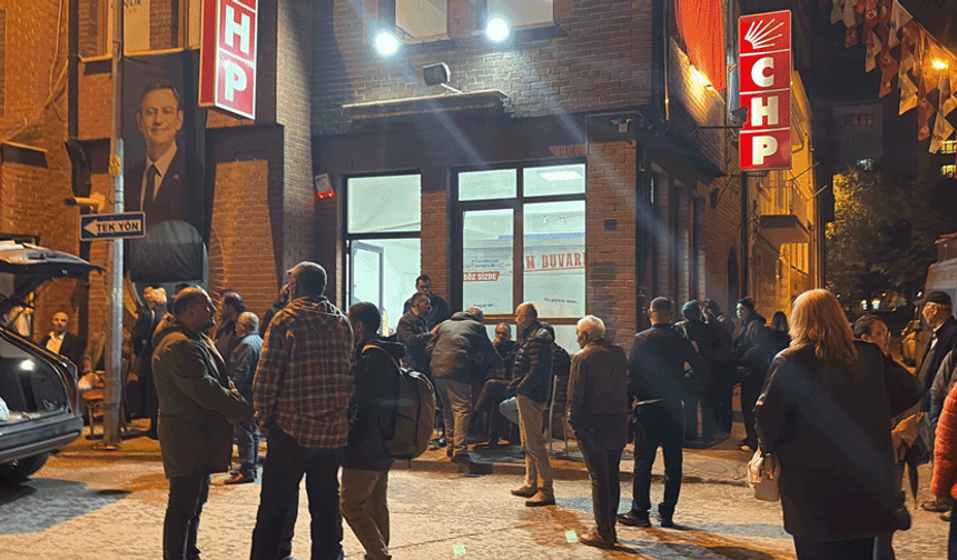 CHP Eskişehir İl Başkanlığı önünde demokrasi nöbetinin ikinci günü!