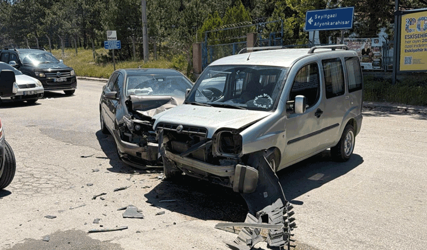 Eskişehir’de iki aracın çarpıştığı kazada 5 kişi yaralandı
