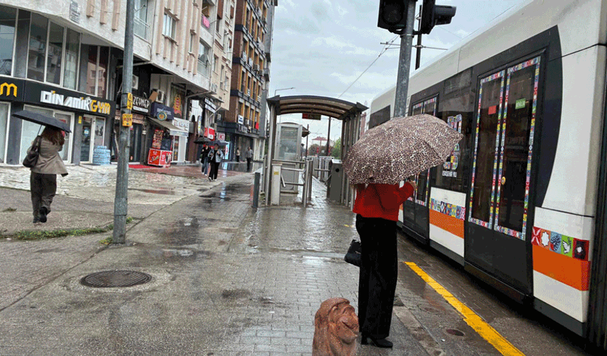 Eskişehir’e çifte uyarı: Sıcaklık düşüyor, sağanak etkili olacak
