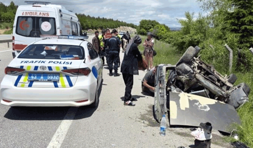 Kütahya’da otomobil duvara çarpıp takla attı: 4 yaralı