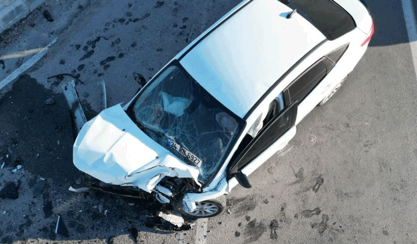 Afyon’da otomobil ile tur otobüsü çarpıştı: Faciadan dönüldü
