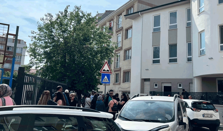 Eskişehir’de LGS heyecanı başladı, aileler okul önlerinde bekliyor