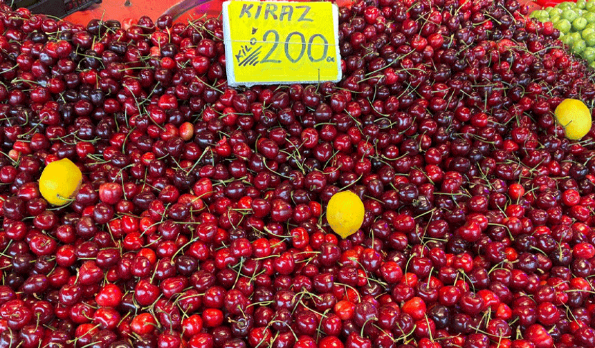 Geçen yılın en pahalı meyvesi kirazın fiyatı düştü