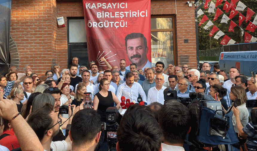 Görevden Alınan CHP İl Başkanı Talat Yalaz, İl Örgütünde Alkışlarla Karşılandı!