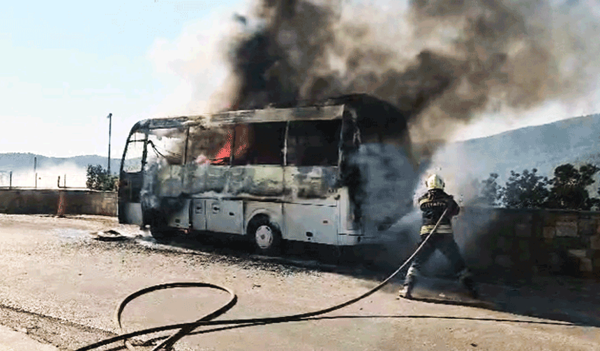 Muğla'da seyir halindeki servis midibüsü yanarak hurdaya döndü