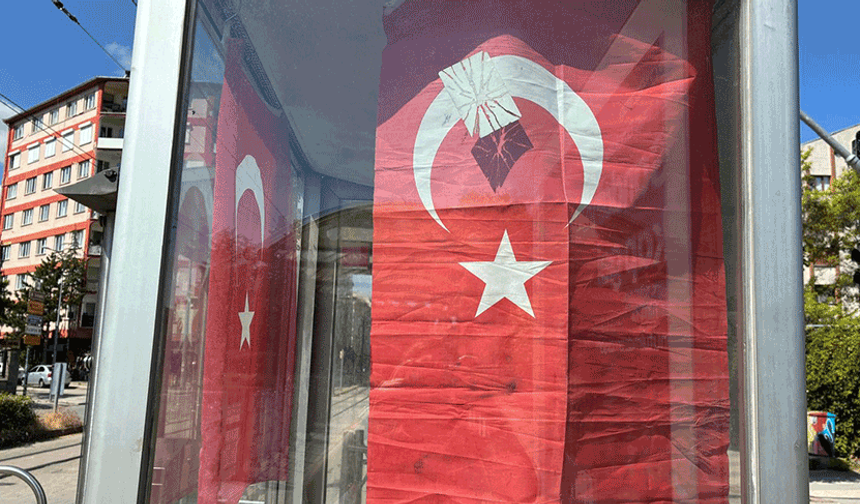 Şehitlik tramvay durağındaki yıpranmış bayrak yenilenmeyi bekliyor