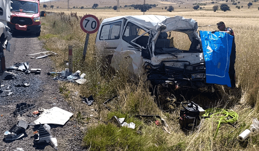 Afyon'da tırla çarpışan minibüs hurdaya döndü: Sürücüsü hayatını kaybetti
