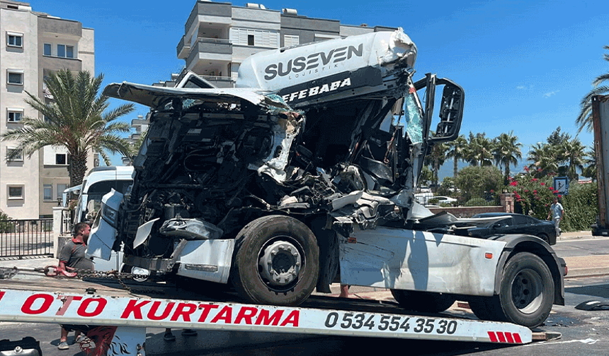 Antalya'da iki tır çarpıştı: 1 yaralı