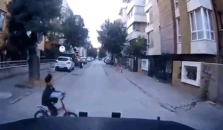 Eskişehir'de faciadan dönüldü: Bisikletli çocuk kazadan kıl payı kurtuldu