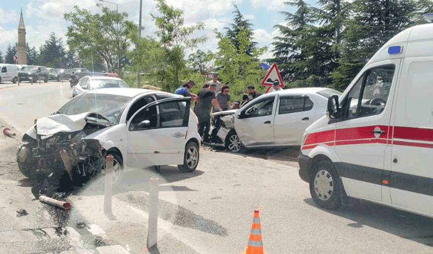 Eskişehir'de iki otomobil çarpıştı: Araçlar hurdaya döndü