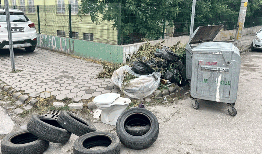 Eskişehir’de konteyner boş, çevresi atıklarla dolu