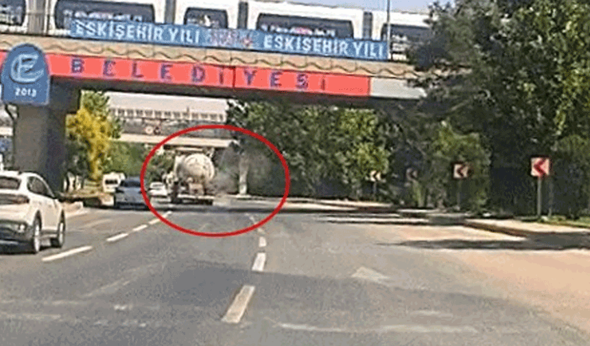 Eskişehir’de tehlikeli anlar: Seyir halindeki tankerin lastiği patladı, o anlar kamerada