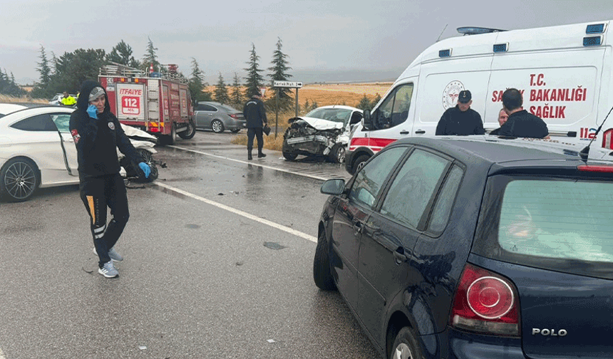 Eskişehir'de yağmur sonrası zincirleme kaza: 2'si ağır 6 yaralı