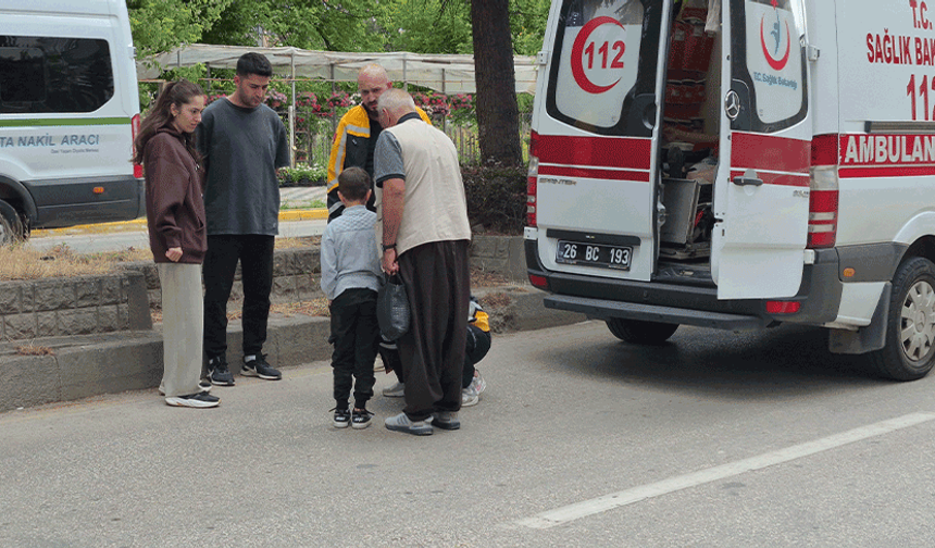 Eskişehir'de yaya geçidinde duramayan minibüs, anneanne ve torununa çarptı