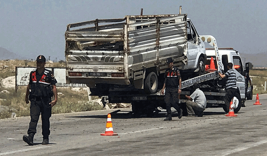 Konya'da kamyonetler çarpıştı: 2 yaralı