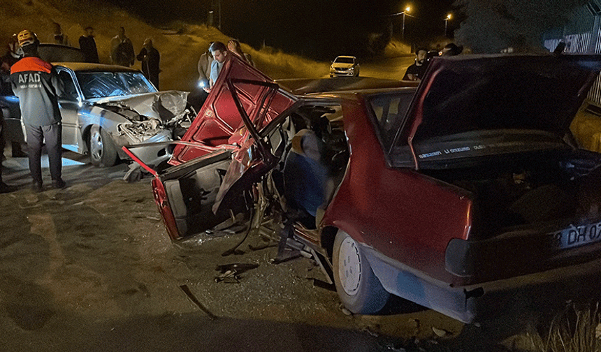 Sivas'ta iki otomobilin çarpıştığı kazada 1 kişi öldü, 5 kişi yaralandı