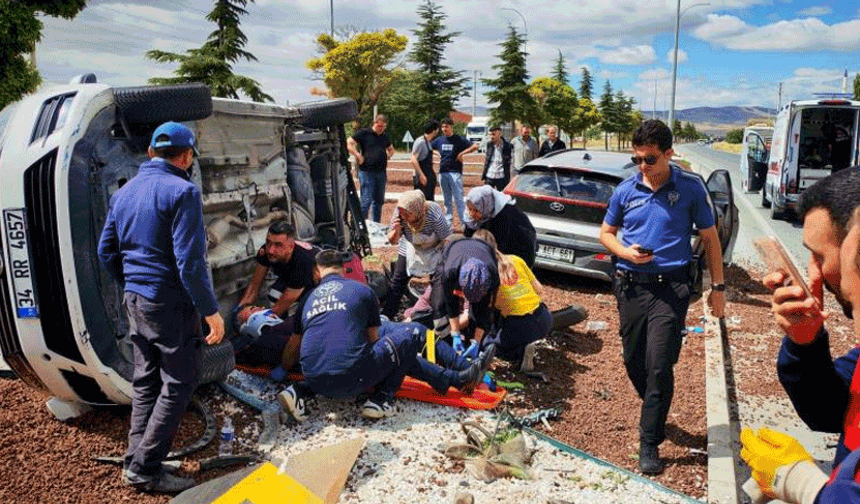 Afyon'da otomobillerin çarpıştığı kazada 7 kişi yaralandı