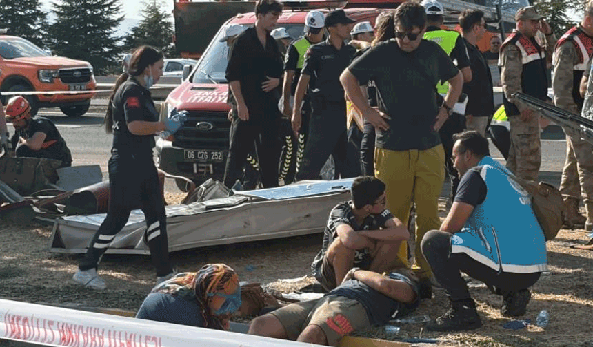 Eskişehir yolunda halk otobüsü ile kamyon kaza yaptı: Yaralılar var!