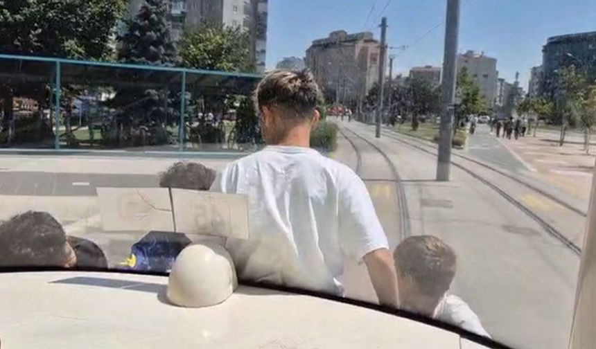 Eskişehir’de çocukların tramvay arkasındaki tehlikeli yolculuğu kamerada