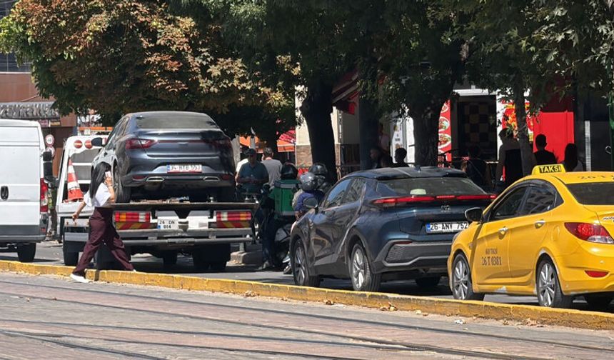 Eskişehir’de duyarsız park cadde trafiğini kilitledi