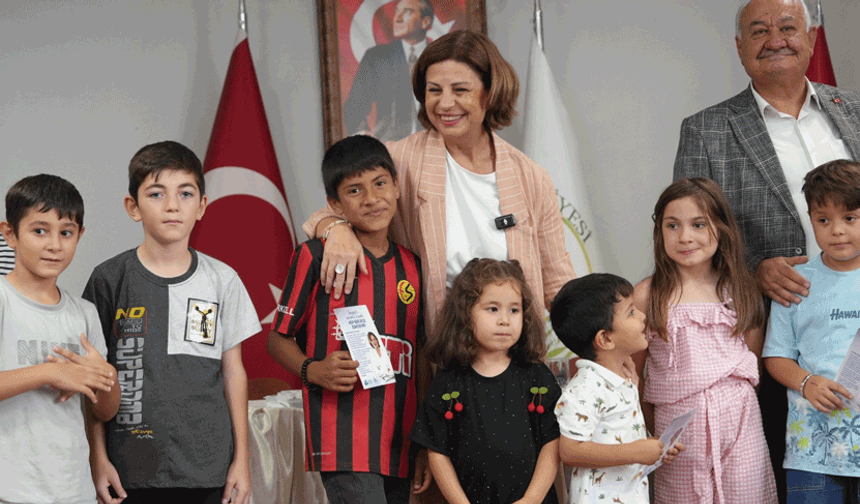 Eskişehir’de öğrenciler için eğitim desteği: Ünlüce setleri tek tek dağıttı