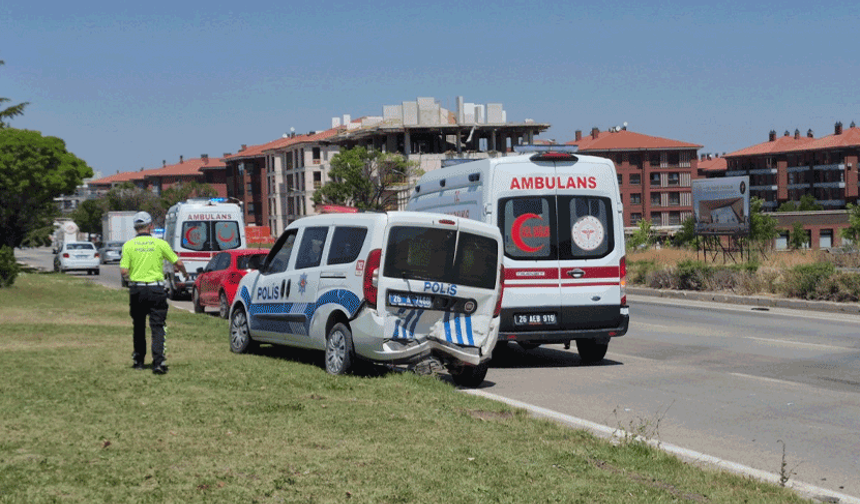 Eskişehir’de polis aracına otomobil çarptı: 1’i polis 1’i bekçi 6 yaralı