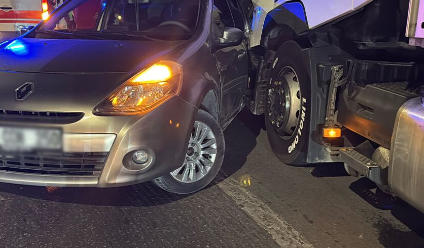 Eskişehir'de tırın otomobile çarpmasıyla maddi hasarlı kaza meydana geldi