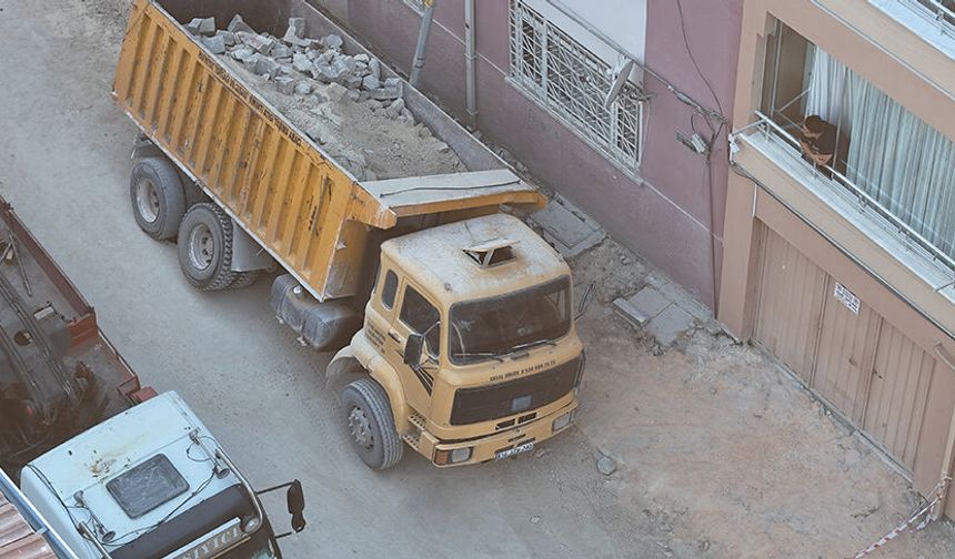 Eskişehir'de yol çöktü, kamyon çukura düştü