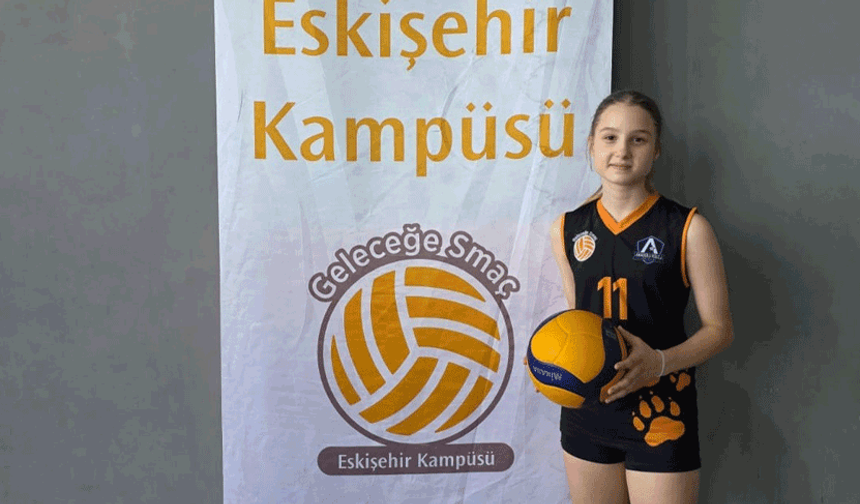 Eskişehir'in 11 yaşındaki yeteneği voleybol devi Eczacıbaşı'na transfer oldu
