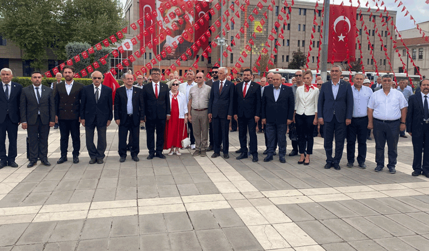 İYİ Parti’den Atatürk Anıtı’na 30 Ağustos çelengi