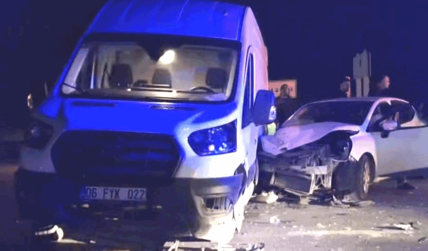 Kütahya Hisarcık'ta otomobil ile minibüs çarpıştı: 3 yaralı