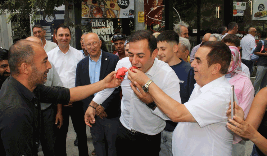 Rozet töreni bitti, karpuz siyaseti başladı! YENİ Parti önünde dikkat çeken anlar!