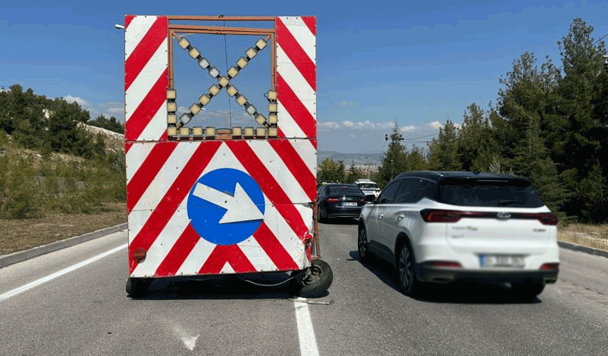 Burdur'da ticari taksi trafik yönlendirme römorkuna çarptı: 1 yaralı