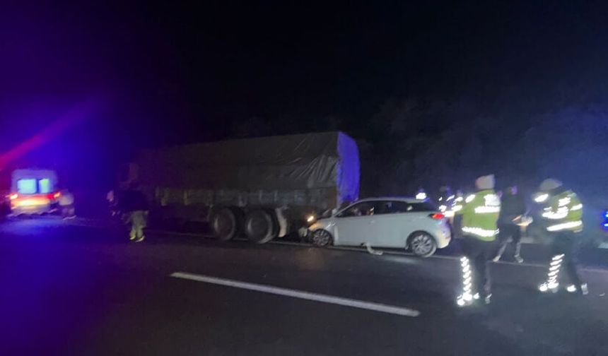 Eskişehir yolunda kamyonla otomobil çarpıştı: 1 ölü, 2 yaralı