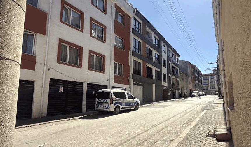Eskişehir'de 3'üncü kattaki balkondan aşağıya düşen 4 yaşındaki çocuk yaralandı