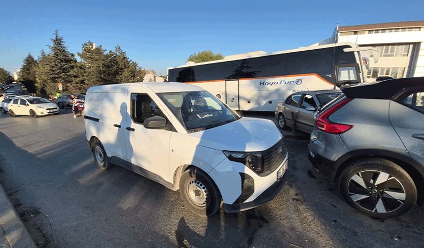 Eskişehir'de 4 aracın karıştığı zincirleme kaza: 3 yaralı