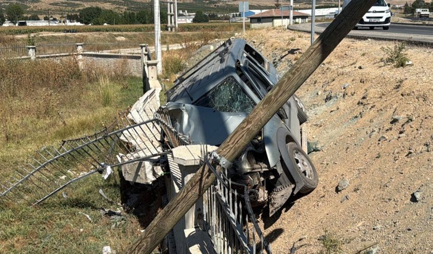 Eskişehir’de araç refüje devrildi: 1’i ağır 3 yaralı