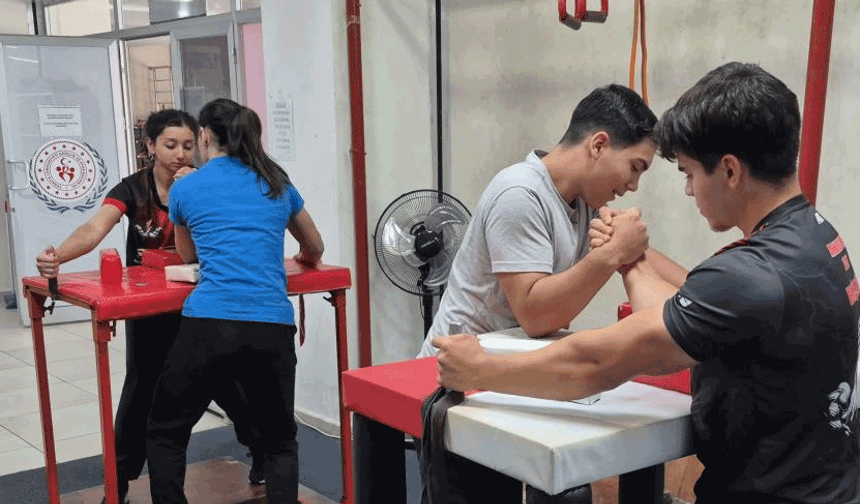 Eskişehir'de Gaziler Günü dolayısıyla bilek güreşi turnuvası yapıldı